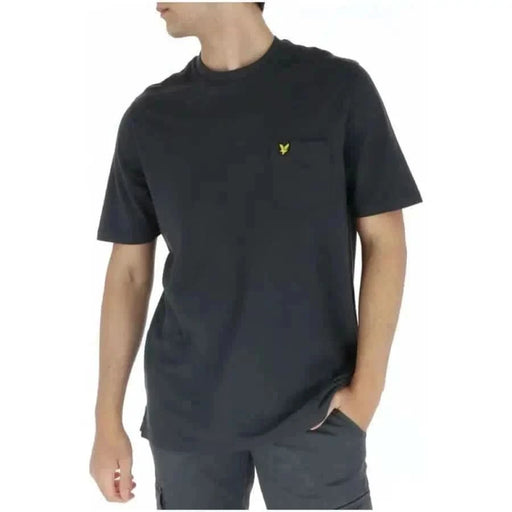 Lyle & Scott Herren t-shirt mit einer Abbildung eines Mannes in Schwarz mit gelbem Logo auf der Brust