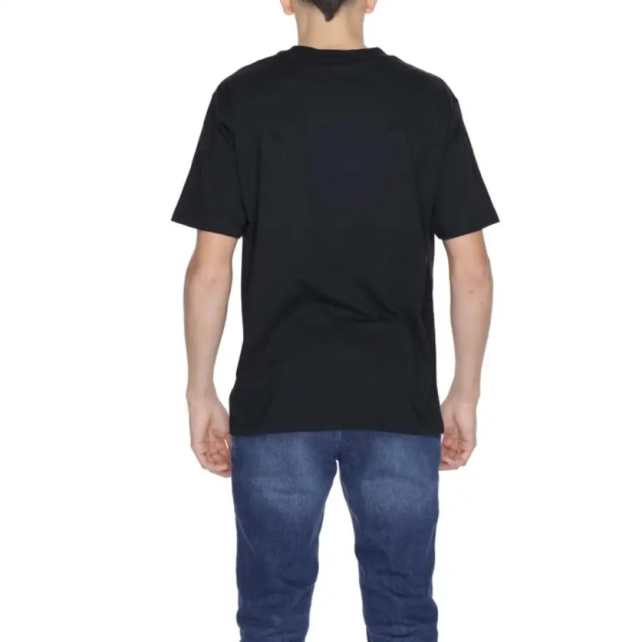 Man in New Balance men t-shirt and jeans for urban style clothing