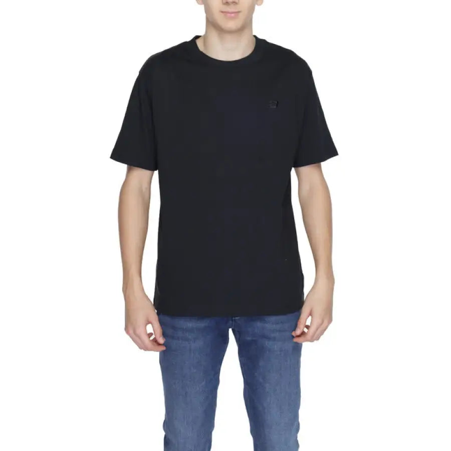 Man in New Balance men t-shirt and jeans showcasing urban style clothing