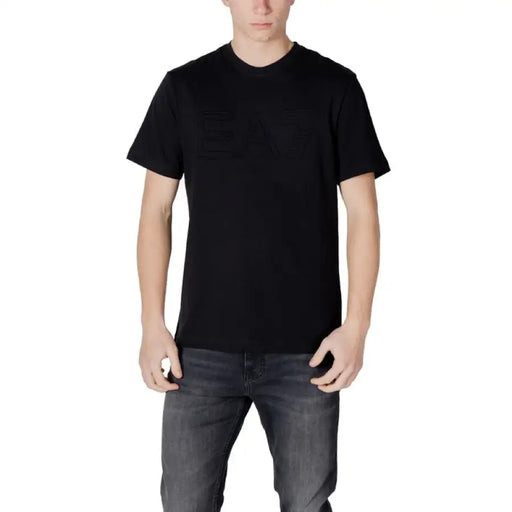 Mann trägt Ea7 Weißes Herren-T-Shirt aus Baumwolle mit schwarzem t-shirt und graue Jeans