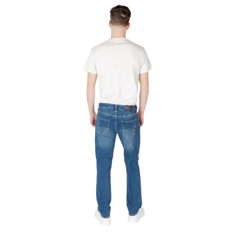 Man wearing blue jeans and a white T-shirt in the product display