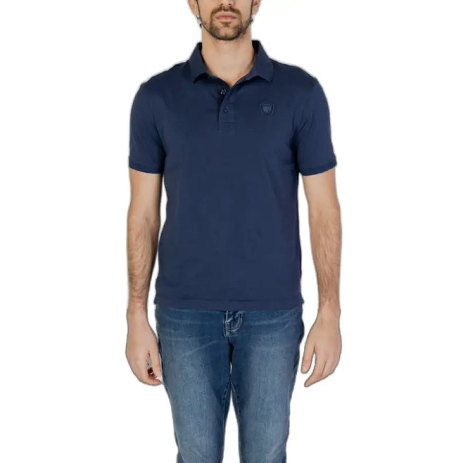 Man in Blauer blue polo shirt representing urban city style fashion