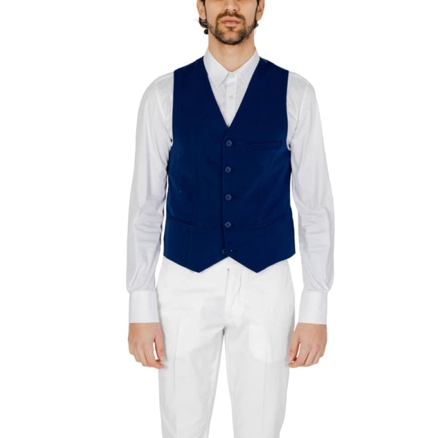 Man wearing Only & Sons men gilet in blue vest and white shirt