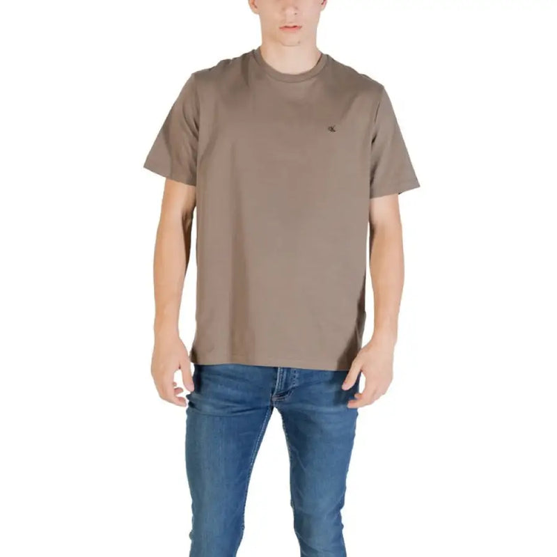 Man wearing a brown T-shirt and blue jeans, featured in Mens Black Short Sleeve T Shirt product image