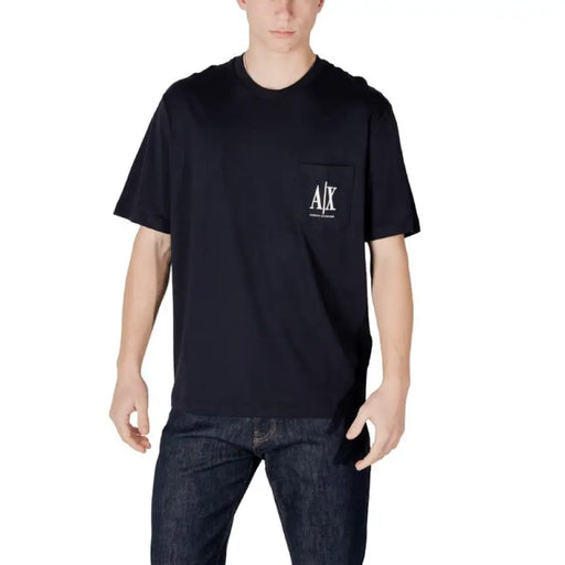 Mann in Dunkelblau t-shirt und Jeans, die Armani Exchange Schwarzes Baumwoll-T-Shirt für Herren
