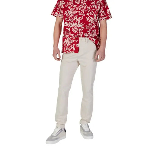 Mann mit geblümtem Hemd und Chinos Tommy Hilfiger Herren-Jeans in Blau