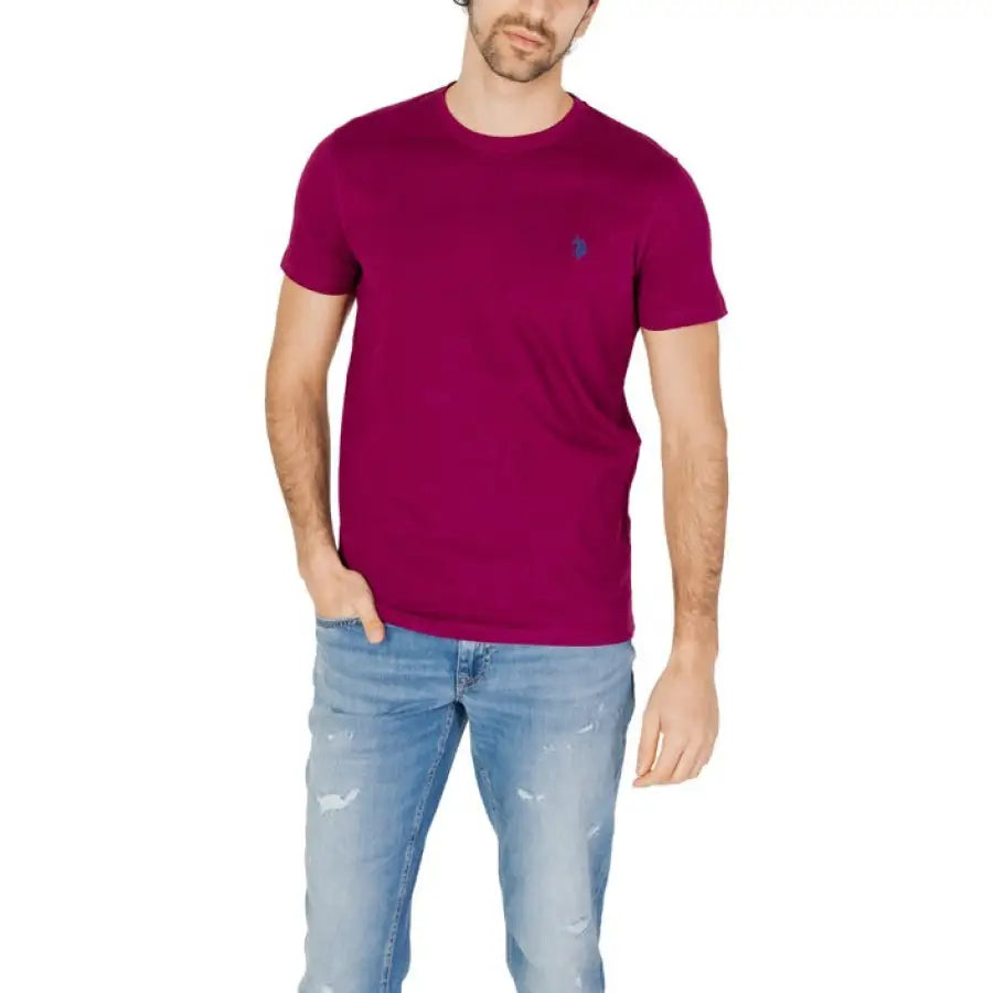 Man wearing U.S. Polo Assn. men t-shirt in maroon showcasing urban style clothing