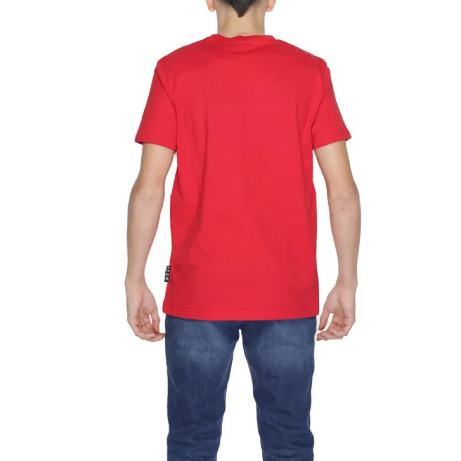 Man in Icon Icon Men T-Shirt wearing red shirt and jeans