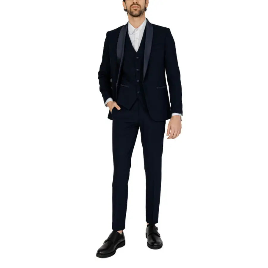 Urban style clothing: Man in Mulish men suit and tie showcasing urban city fashion