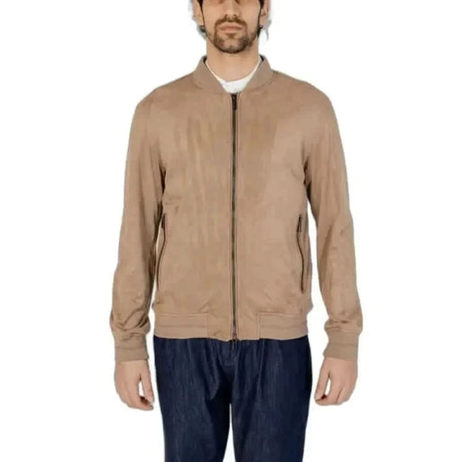 Mann trägt Hamaki-ho urbane Jacke im Stadtstil