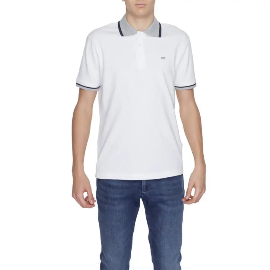 Man in Gas Men Polo showcasing urban city style with white and navy collar