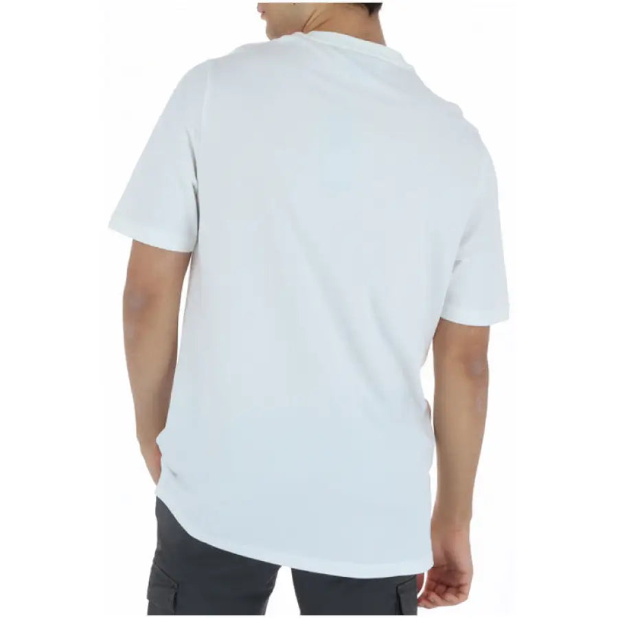 Lyle & Scott men t-shirt: man in white polo showcasing Scott Lyle design