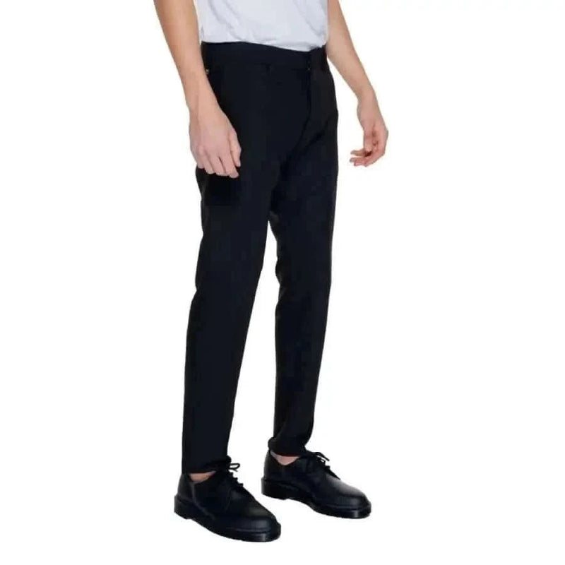 Mann trägt Antony Morato weißes Hemd und schwarze Hose, urbaner Stil