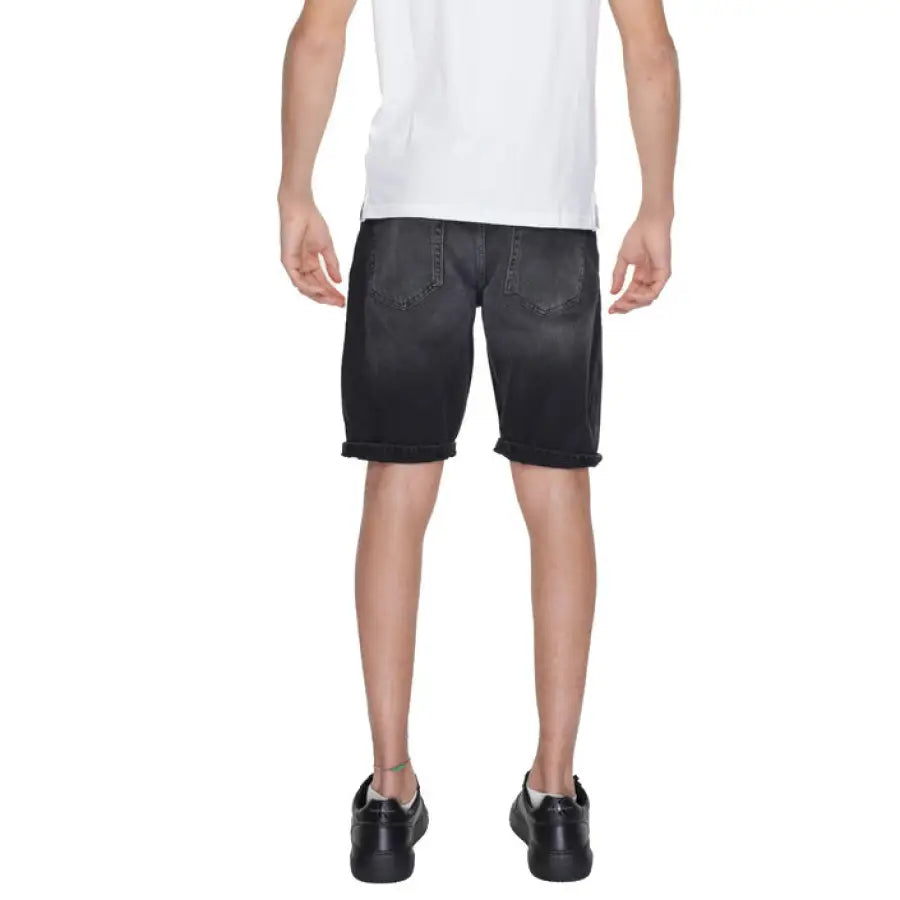 Antony Morato men’s shorts in urban city fashion style, modeled by a man in white t-shirt