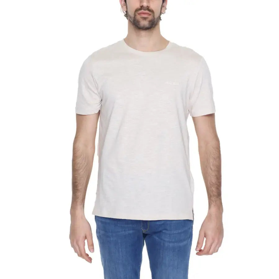 Man wearing Antony Morato white T-shirt in the Antony Morato collection