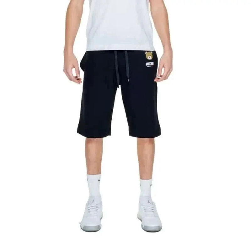 Mann, der einen weißen t-shirt und schwarze Shorts von Moschino Underwear Herrenkollektion