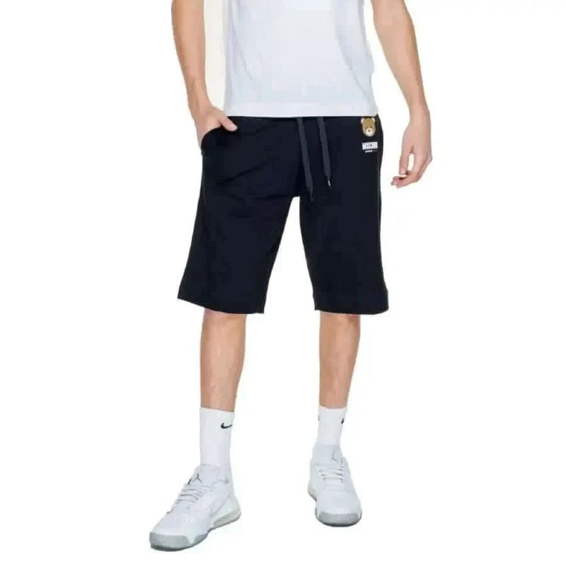Mann trägt Moschino Underwear: Weiß t-shirt und schwarze Shorts für Männer