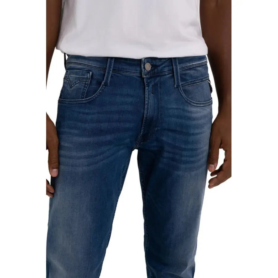 
                      
                        Man in white t-shirt and jeans showcasing Replay urban city style clothing
                      
                    