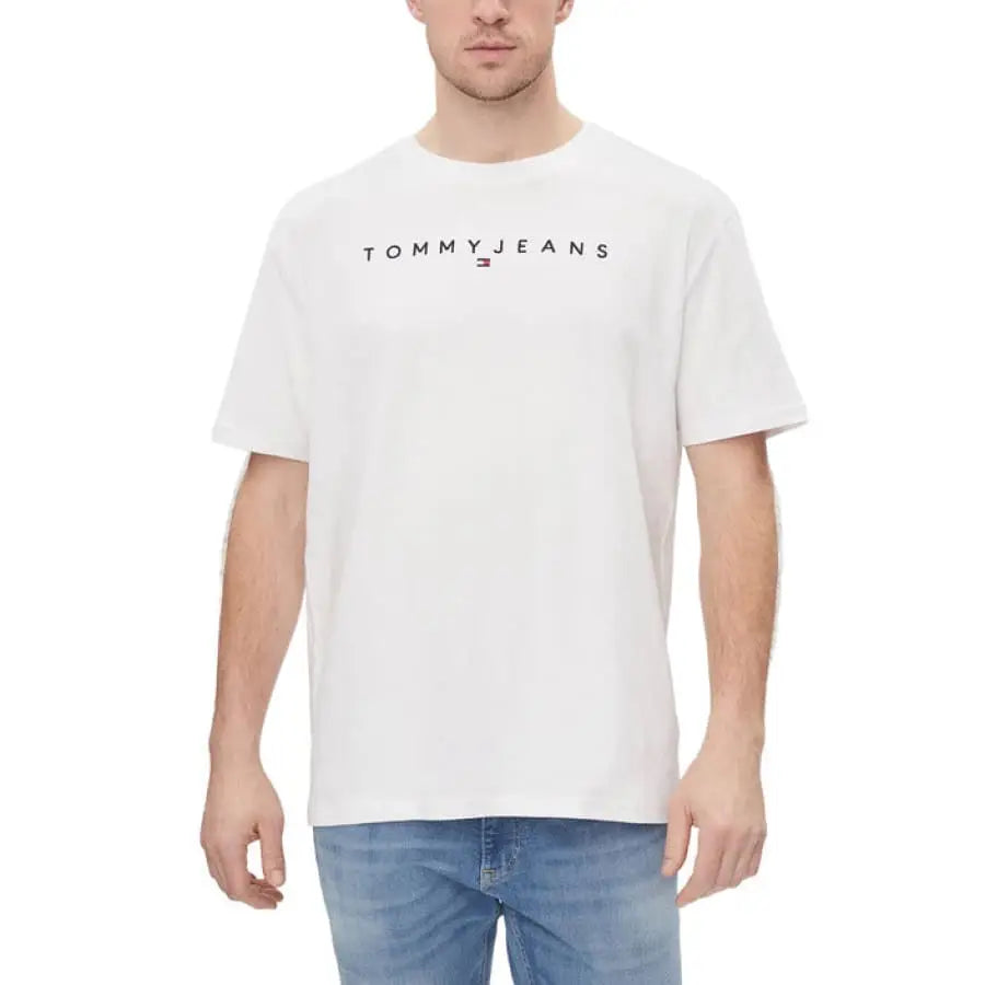 Man in Tommy Hilfiger Jeans white T-shirt with logo