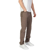 Braune Slim-Fit-Jeans aus Denim mit klassischem Five-Pocket-Design aus der Marlboro Classics Herren-Baumwoll-Leinen-Hosenkollektion Herbst/Winter.