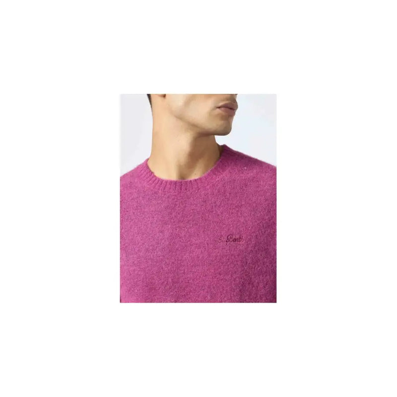 Ein leuchtend magentafarbener Mc2 Saint Barth Herren-Strickpullover aus Alpakawolle mit Rundhalsausschnitt, weichem, strukturiertem Strickmaterial und dezenter Stickerei auf der Brust.