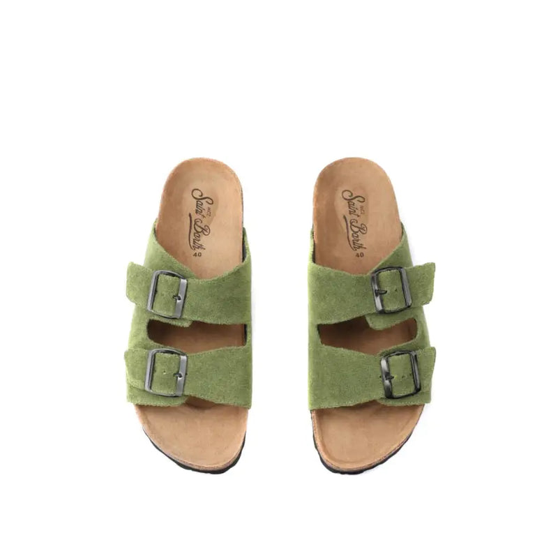 Olivgrüne Wildledersandalen von MC2 Saint Barth mit zwei silbernen Schnallenriemen und Korkfußbett, offene Zehenpantoffeln