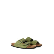 Olivgrüne Wildledersandalen mit zwei Riemen, schwarzen Metallschnallen und Korkfußbett von mc2 saint barth; grüne Baumwollpantoffeln für Damen