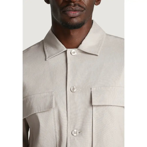 Mens beige shirt made of linen with a collar and three white buttons on the front