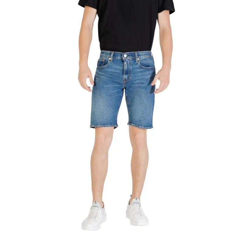 Blaue Herren-Jeansshorts mit klassischem Fünf-Taschen-Design und leicht verwaschener Optik aus blauem Denim.