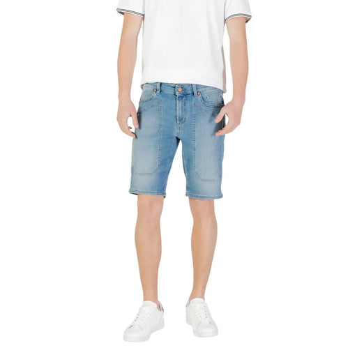 Men’s light blue denim shorts with a classic five-pocket design and subtle fading for a casual worn-in look