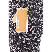 Schwarze und weiße Michael Kors Damen-Jeans aus schwarzem Baumwoll-Stretch-Denim mit Leopardenmuster und angebrachtem Markenetikett.