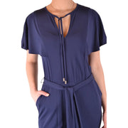 Michael Kors Damen-Jumpsuit aus blauem Satin mit capeartigen kurzen Ärmeln und Bindeband vorne am Ausschnitt aus Viskose