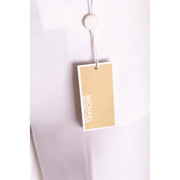 Eine beige Michael Kors Markenetikett mit weißer Schrift ist an einer weißen Stretch-Damenhose mit Reißverschluss und Knöpfen befestigt.