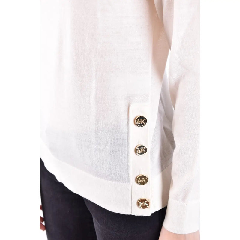 Weiße Michael Kors Bluse mit goldfarbenen MK-Logoknöpfen unter einem Wollrollkragenpullover für Damen