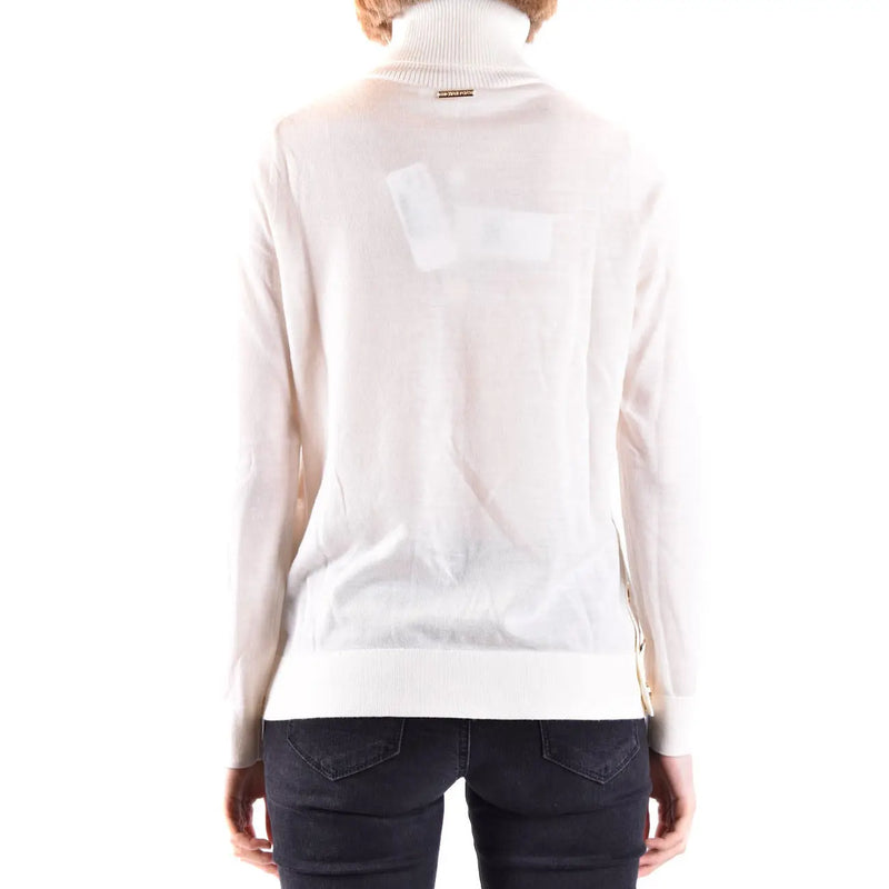 Weißer Michael Kors Damen-Rollkragenpullover aus Wolle, der die Rückseite mit gerippten Kragenbündchen und vertikalen Ziernähten zeigt.