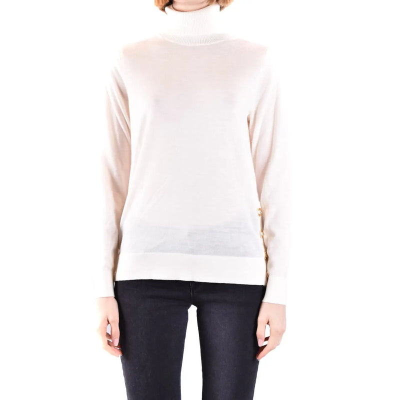 Michael Kors Damen-Rollkragenpullover aus Wolle in Off-White mit dezentem Glanz und goldfarbenen Knöpfen an der Seitennaht