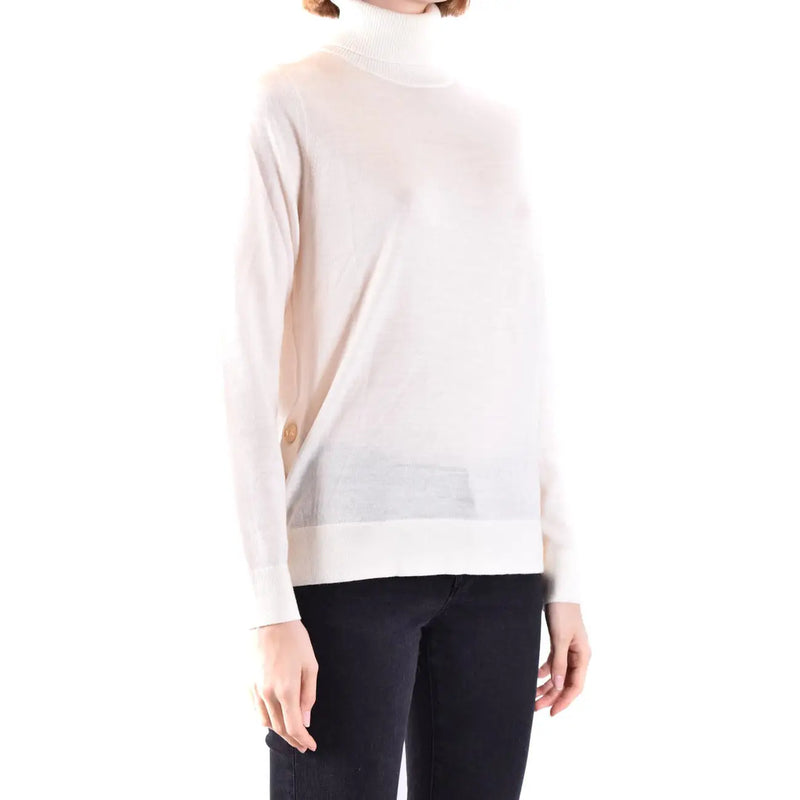 Weißer Michael Kors Damen-Rollkragenpullover aus Wolle mit weichem, transparentem Stoffüberzug und dezenten goldenen Knöpfen