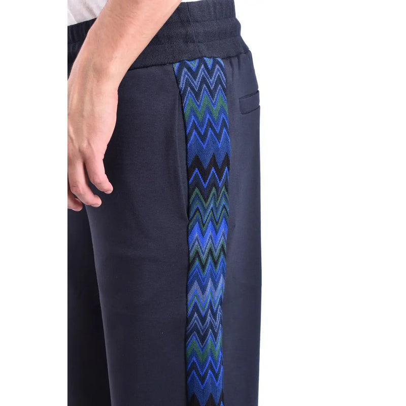 Missoni Herren-Viskosehose in Blau, normale Passform, mit dunkelblauen Jogginghosen und einem leuchtend blaugrünen Zickzack-Seitenstreifen.