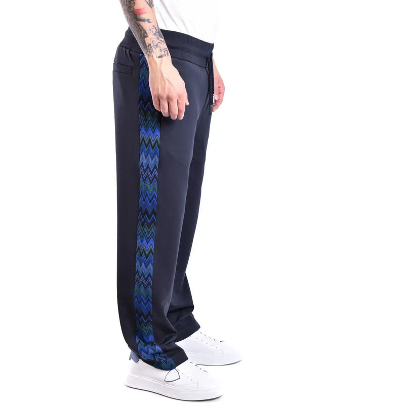 Dunkelblaue Missoni Herrenhose aus blauer Viskose, normale Passform, mit einem lebhaften blauen und grünen Zickzackmuster an der äußeren Beinnaht.