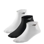 Mizuno men all seasons white ankle socks with black ribbed texture and small logo on the side