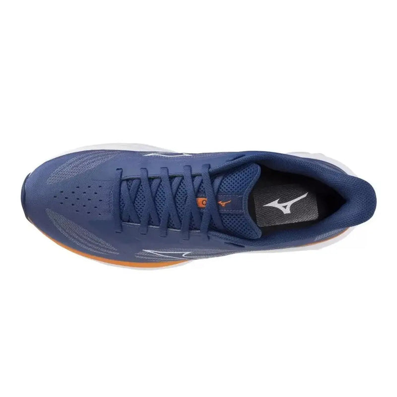 Marineblaue Mizuno Herren-Sneaker mit orangefarbenen Akzenten und weißer Zwischensohle, designt für sportliches Schnüren