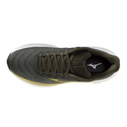 Grüne Herren-Sneaker von Mizuno mit olivgrünem Obermaterial aus Stoff, weißer Zwischensohle und dezenten gelben Akzenten für sportliche Aktivitäten