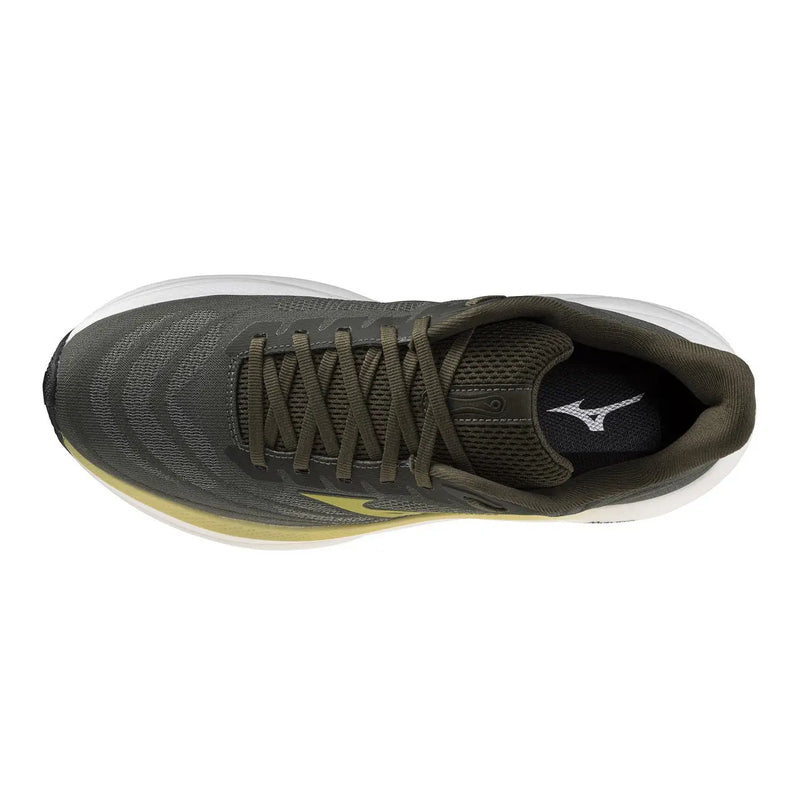 Grüne Herren-Sneaker von Mizuno mit olivgrünem Obermaterial aus Stoff, weißer Zwischensohle und dezenten gelben Akzenten für sportliche Aktivitäten