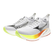 Graue sportliche Herren-Sneaker von Mizuno mit Schnürsenkeln aus Textilgemisch, weißem Mesh-Obermaterial und neongelb-orangefarbener Farbverlaufssohle