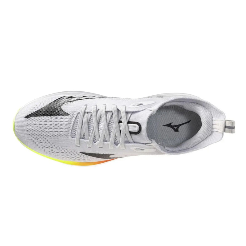 Weiße, graue Mizuno Herren-Sneaker mit Schnürsenkeln aus Textilgemisch und einer Sohle mit leuchtendem gelb-orangem Farbverlauf.
