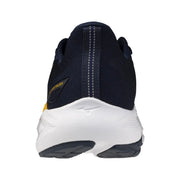 Dunkelblaue Mizuno-Herren-Sneaker aus Mesh mit weißer Zwischensohle, schwarzer Außensohle und gelbem Fersenlaschenakzent, von der Rückseite gesehen.