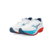 Weiße Mizuno Wave Sky Laufschuhe mit blauen und roten Akzenten an Mittel- und Außensohle für sportliche Nutzung