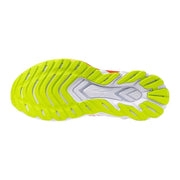 Rückseite von weißen, sportlichen Mizuno Herren-Sneakers mit Schnürung, leuchtend neongrüner Gummisohle und grauem Logo