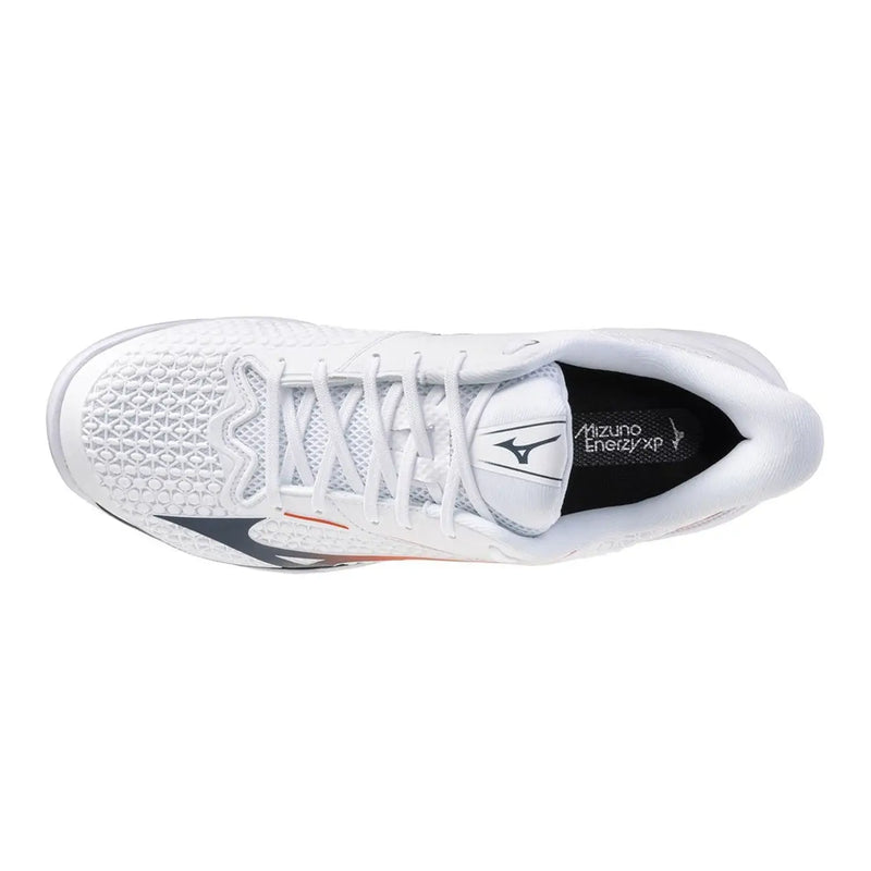 Weiße Mizuno Herren-Sneaker, Sportschuhe mit strukturiertem Mesh-Obermaterial und dezenten schwarzen und orangen Akzenten für sportliche Aktivitäten