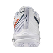 Weißer Mizuno Herren-Volleyballschuh mit schwarzen und orangen Akzenten, Mesh-Obermaterial und stützender Zwischensohle für sportliche Aktivitäten